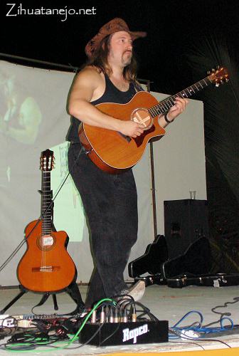 Chris Dunnett at the closing of the 2007 Festival Internacional de la Guitarra de Zihuatanejo