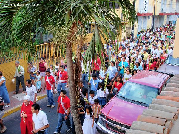 Procesi�n de los fieles en las calles de Zihuatanejo